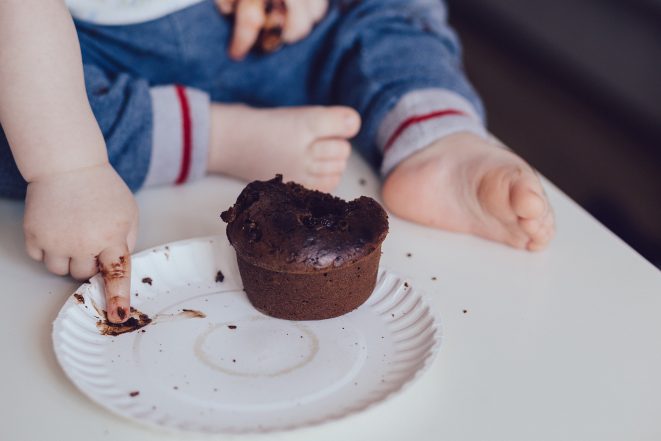 idade-criança-comer-chocolate